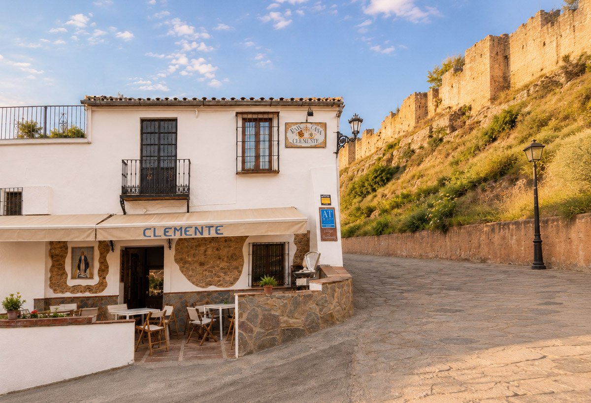 Fachada de Casa Clemente al atardecer, bajo las murallas de Ronda