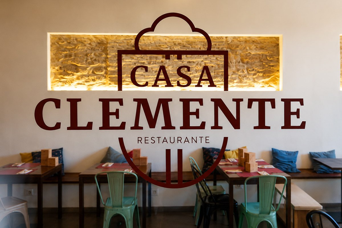 Logotipo de Casa Clemente pintado en la pared del comedor
